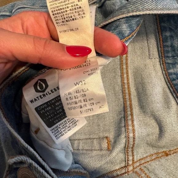 Levi’s 501 distressed Jean shorts - Picture 5 of 9